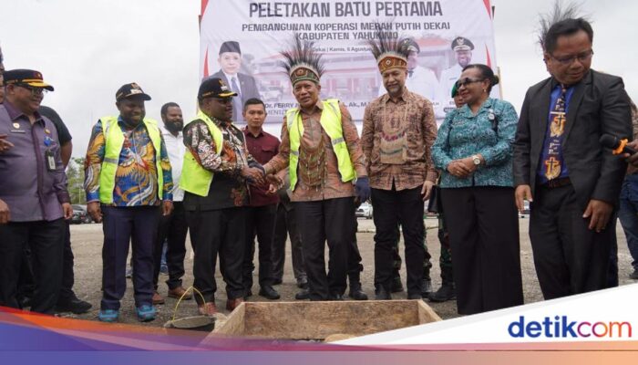 Perkuat Ekonomi Yahukimo, Menkop Ferry Juliantono Letakkan Batu Pertama KDKMP Dekai