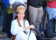 Aksi Wamenpar Ni Luh Puspa Abadikan Kemeriahan Festival Budaya Lembah Baliem ke-34