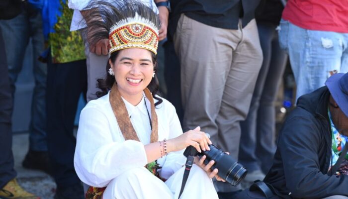 Aksi Wamenpar Ni Luh Puspa Abadikan Kemeriahan Festival Budaya Lembah Baliem ke-34